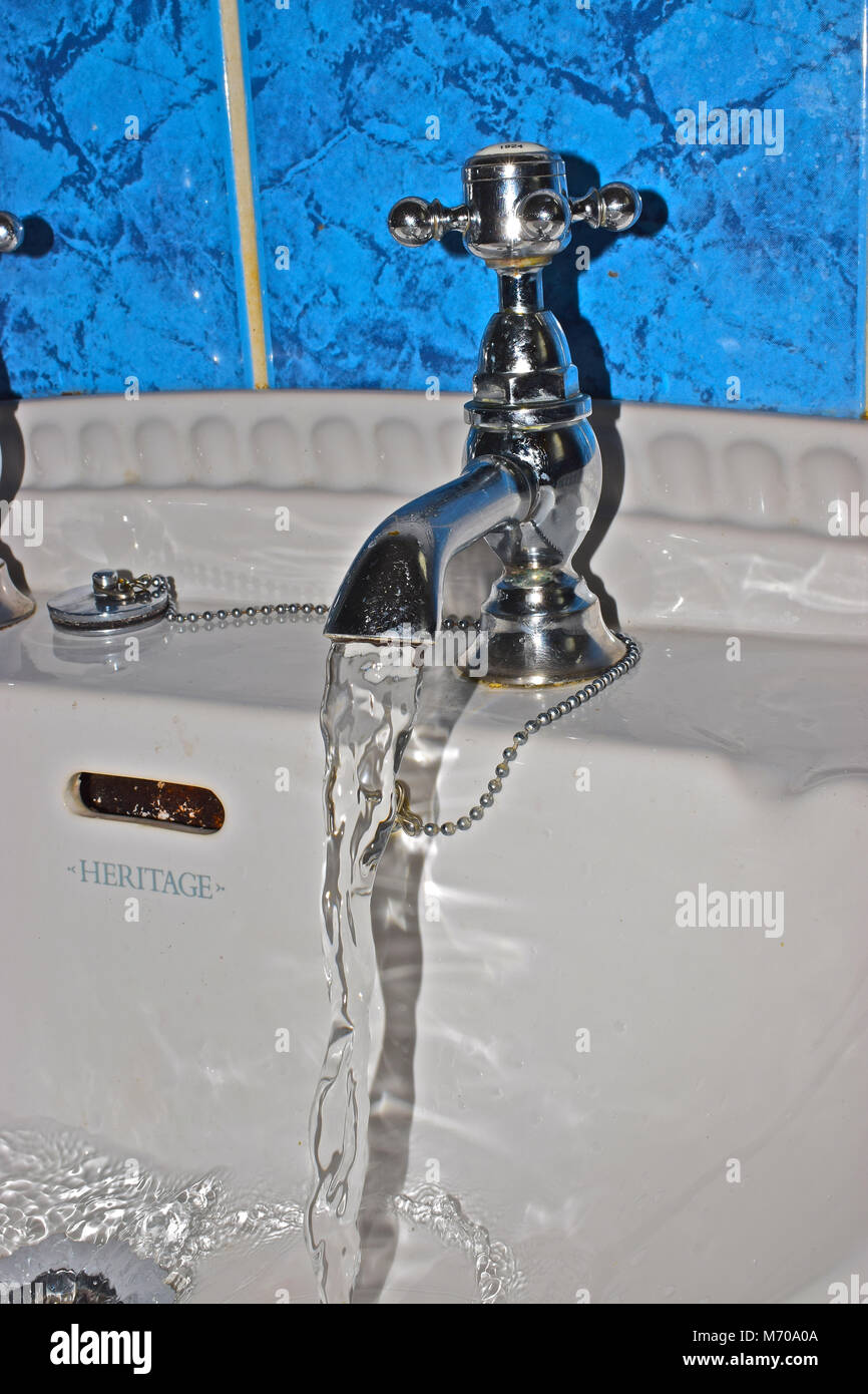 La fuite d'eau dans le lavabo d'une salle de bains sans surveillance robinet  Photo Stock - Alamy