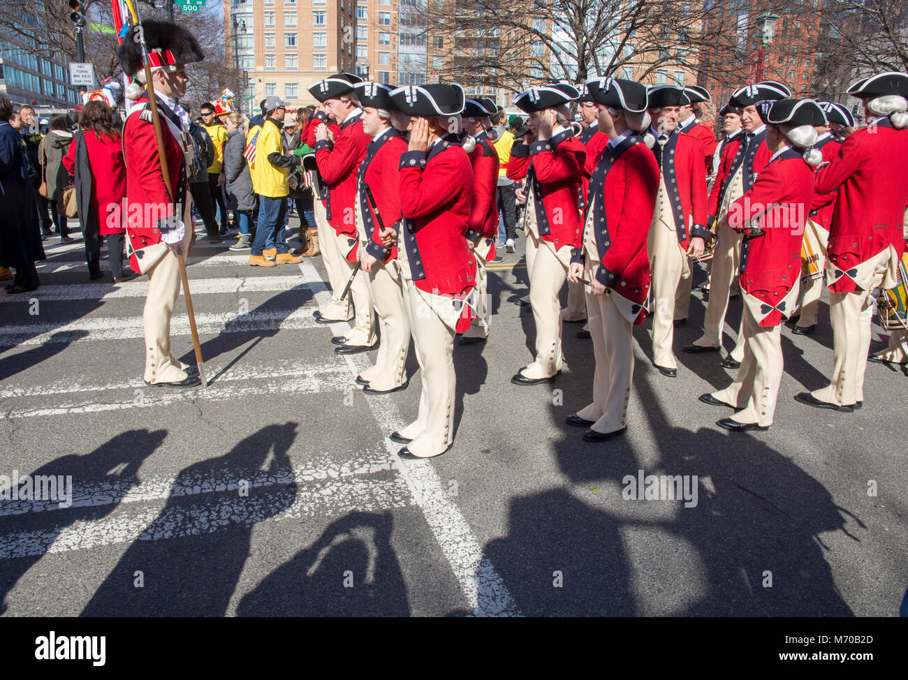 Les membres de la vieille garde de l'armée des États-Unis Fife and Drum Corps préparer à mars 2018 dans le défilé du Nouvel An chinois à Washington, DC. Banque D'Images