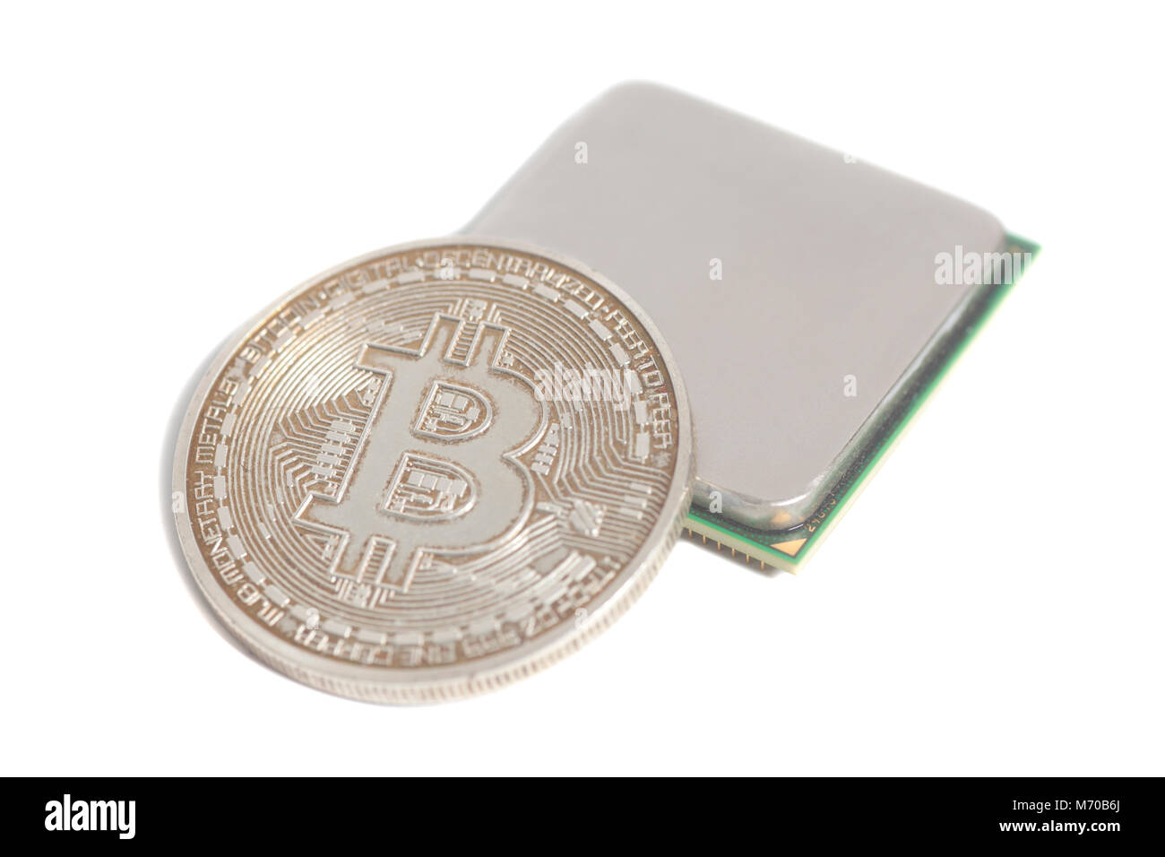 Le processeur de l'unité centrale de traitement avec microchip Bitcoin or isolated on white Banque D'Images