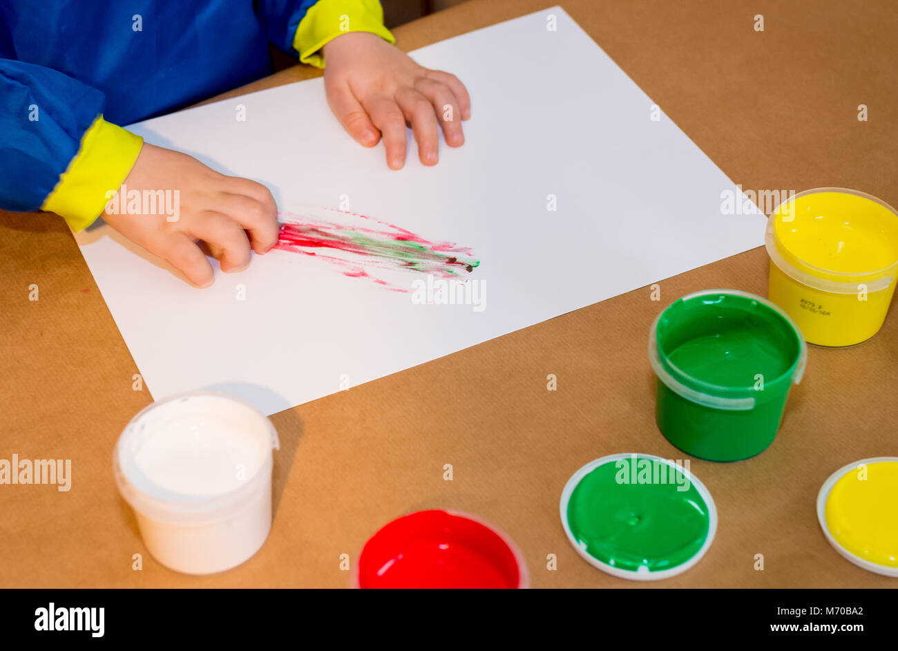 Les mains de l'enfant peint en paits colorés. L'éducation, l'école, la créativité et la peinture concept. Un flou flou Banque D'Images