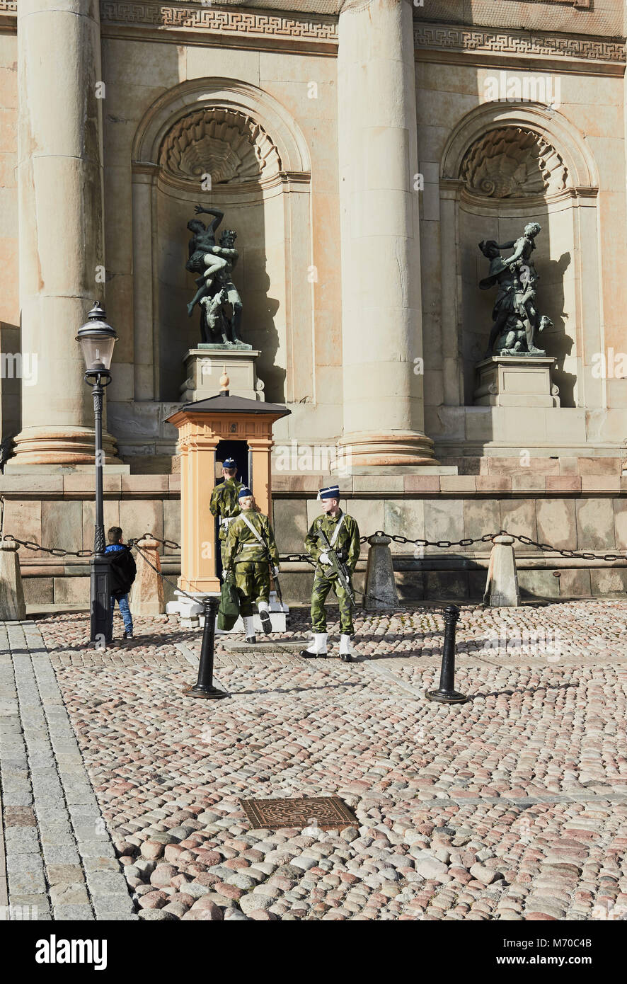 Gardiens de service à l'extérieur du Palais Royal (Kungliga Slottet) Gamla Stan, Stockholm, Suède, Scandinavie Banque D'Images