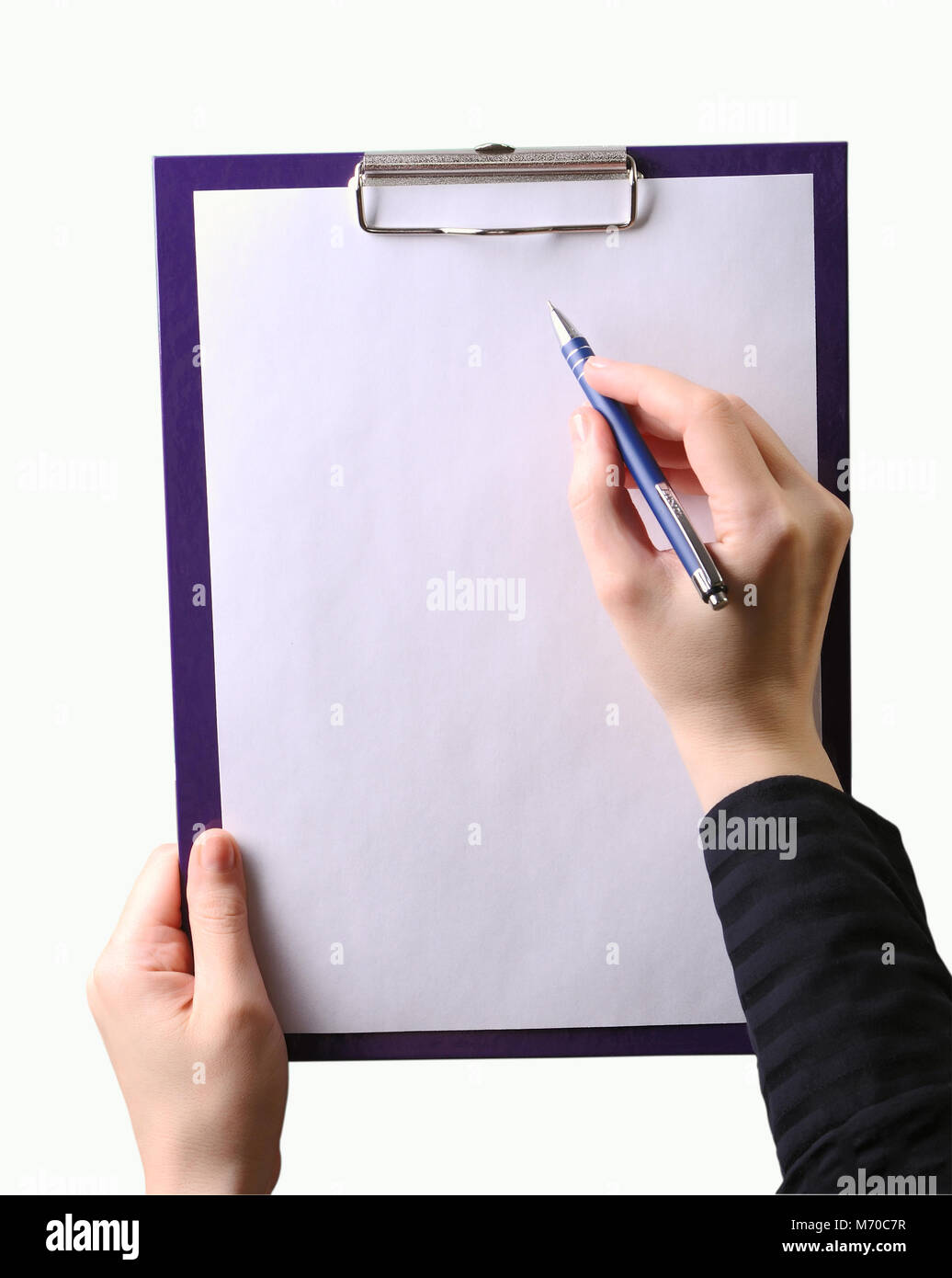 Presse-papiers avec deux mains tiennent un livre blanc et le stylo Banque D'Images