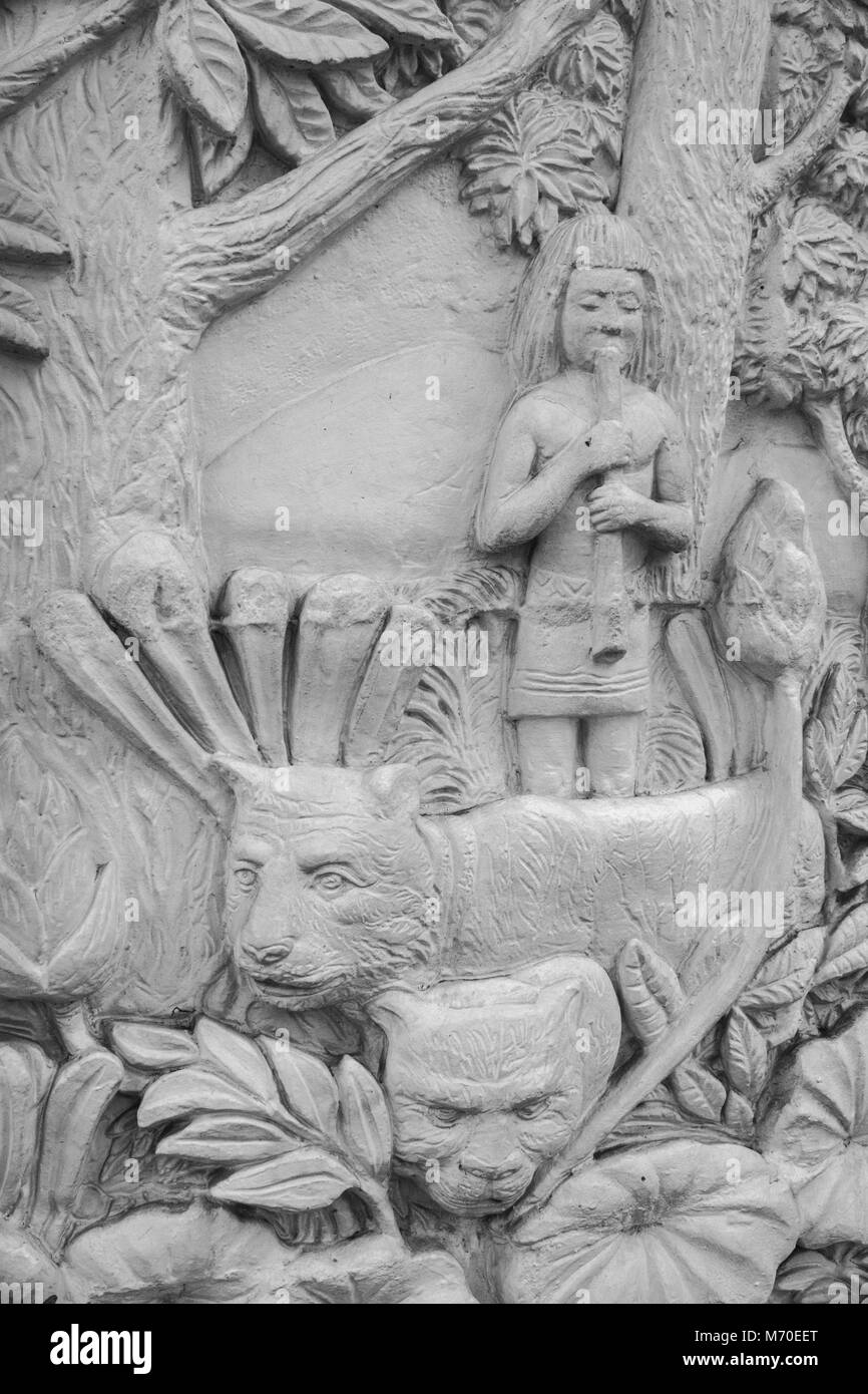 Bas de gypse dans un style traditionnel sur le mur de clôture, Thaïlande Banque D'Images