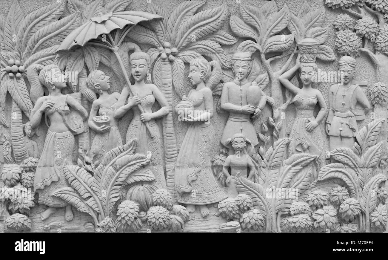 Bas en béton dans un style traditionnel. Fragment de clôture, Thaïlande Banque D'Images