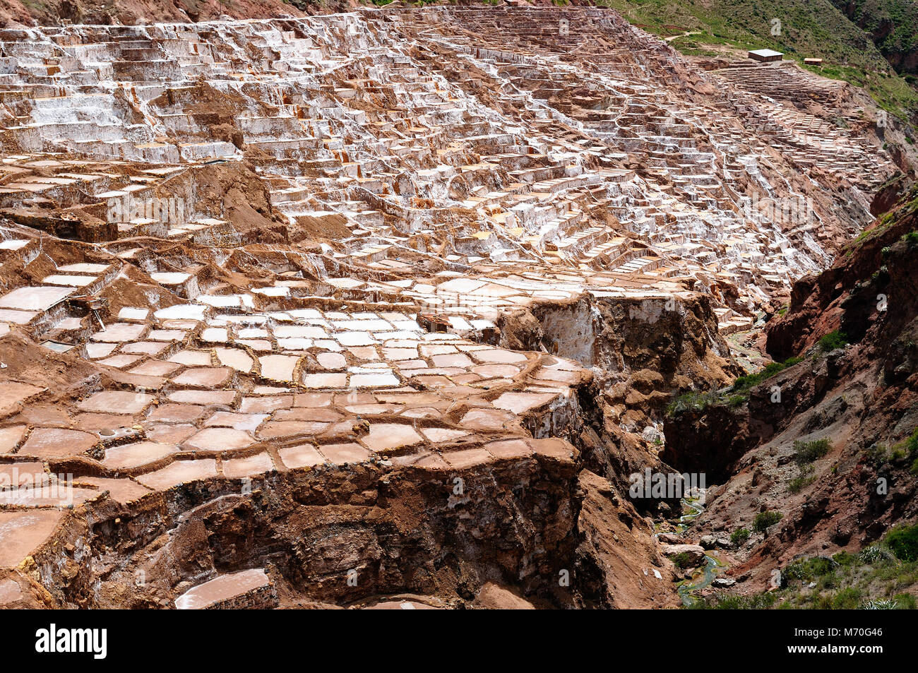 L'extraction de sel traditionnel pré inca casseroles (Salinas) à Vallée sacrée des Incas, le Pérou Banque D'Images