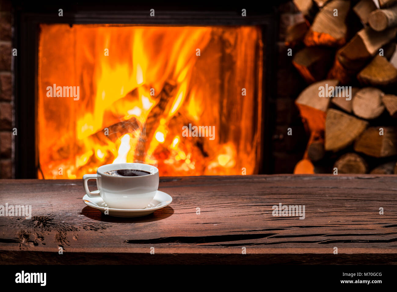 La tasse de café noir sur la table en bois Photo Stock - Alamy