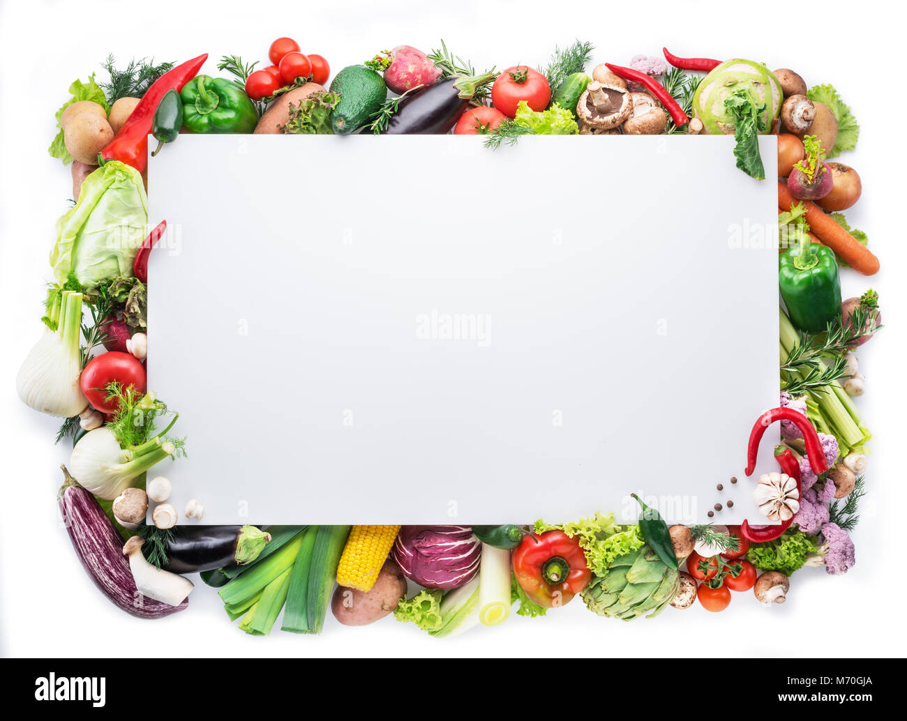 Différents légumes colorés disposés comme une trame sur fond blanc. Espace libre pour votre texte. Banque D'Images