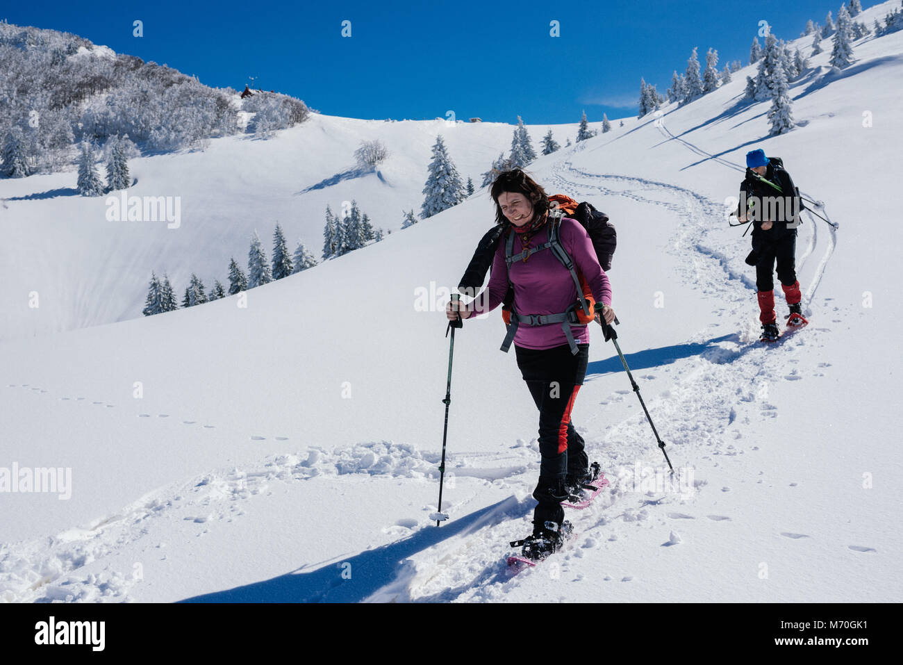 Randonnées d'hiver dans les montagnes au cours de journée ensoleillée Banque D'Images