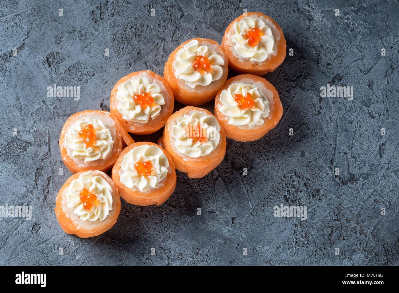 Ensemble de rouleaux de sushi de poisson frais crevettes saumon truite avec du fromage Philadelphia et cuisine asiatique caviar sur gray stone texture background Banque D'Images
