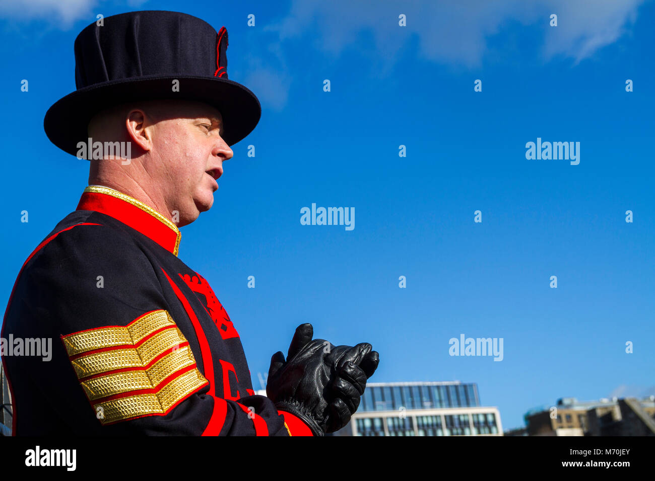 Le Beefeater chargé d'un circuit à la Tour de Londres, joyaux de la Couronne, Londres UK London beefeater concept touristique, guide uniforme, queens guard Banque D'Images