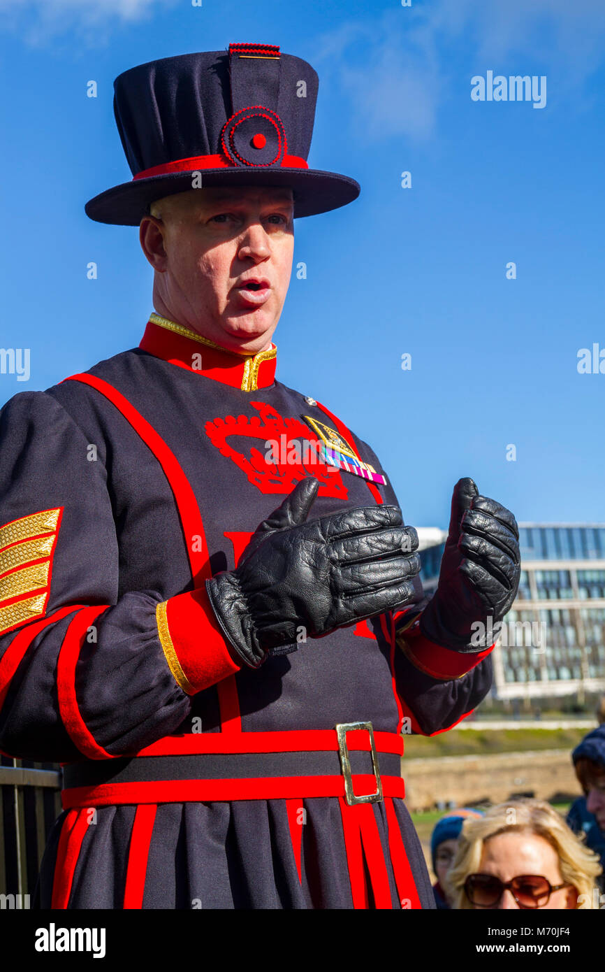 Le Beefeater chargé d'un circuit à la Tour de Londres, London UK, joyaux de la Couronne britannique en général, concept touristique beefeater london tour guide uniform Banque D'Images