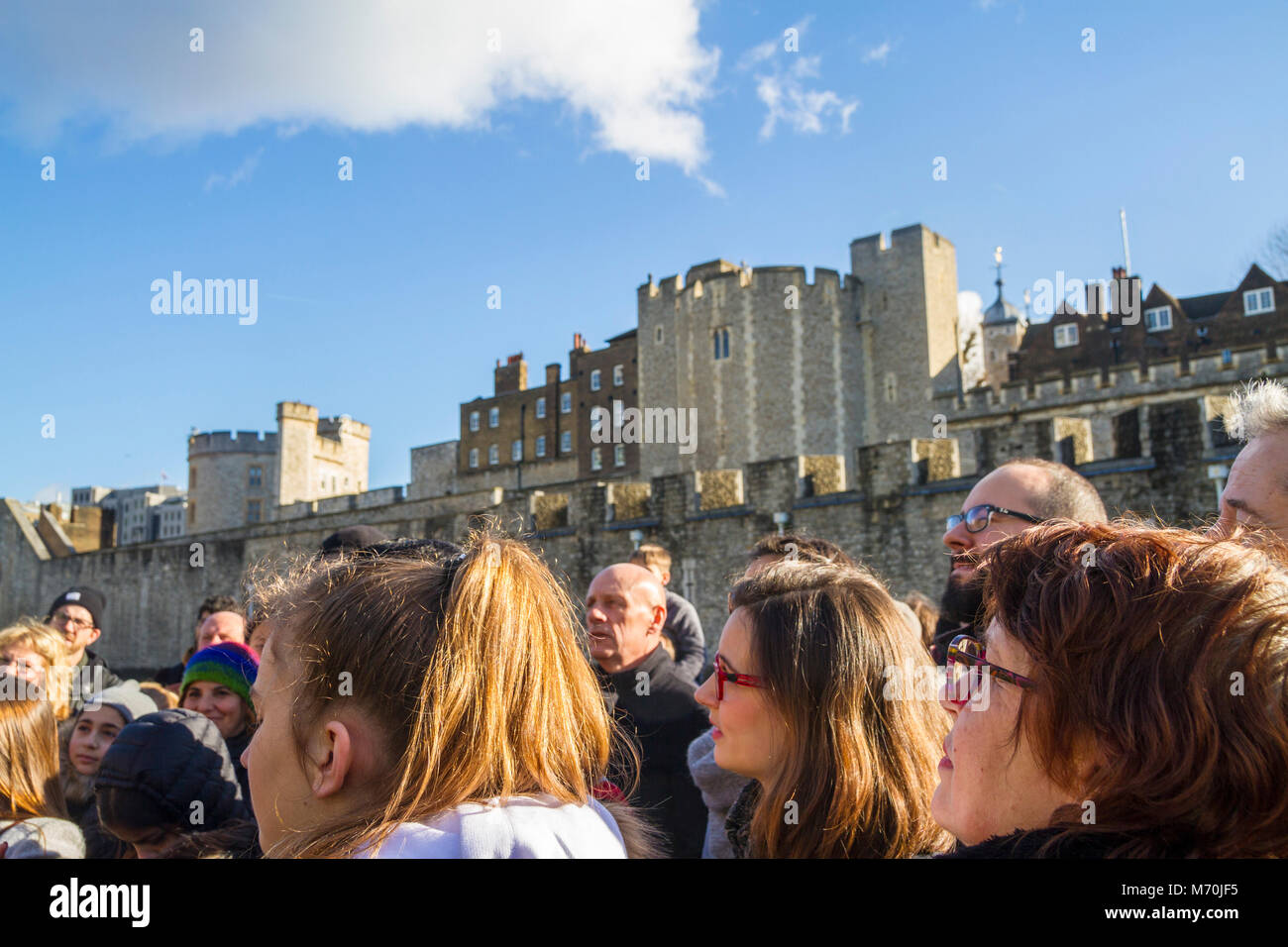 Les touristes se sont réunis l'écoute d'un guide d'excursion, beefeater Tour de Londres, Tower Hill, London UK concept touristique, les touristes à écouter un guide Banque D'Images
