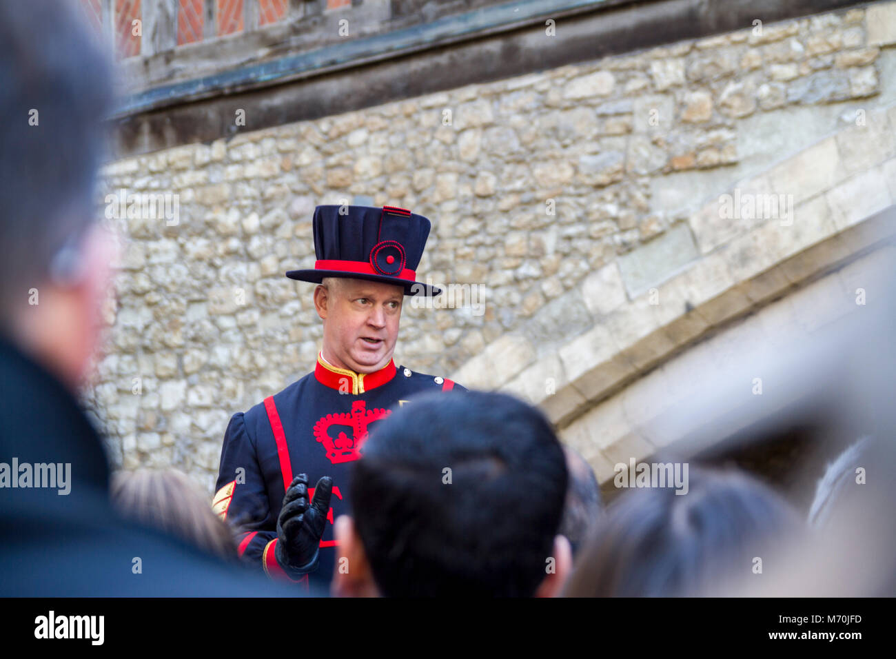 Beefeater London chargé d'un circuit à la Tour de Londres, joyaux de la Couronne, Londres Uk Travel concept, concept touristique uniforme guide Banque D'Images