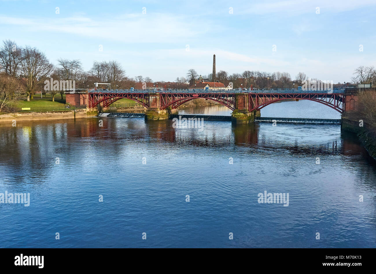 Weir marée sur la rivière Clyde à Glasgow, photographiés pour l'Albert Bridge vers le Glasgow Green Park. Banque D'Images