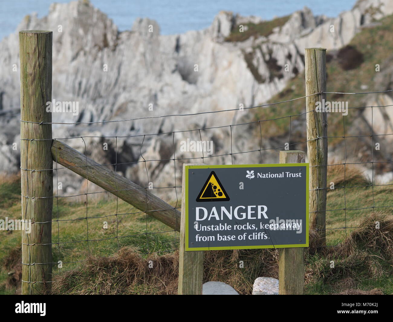 Les roches instables danger National Trust signe à Rockham beach, North Devon UK Banque D'Images