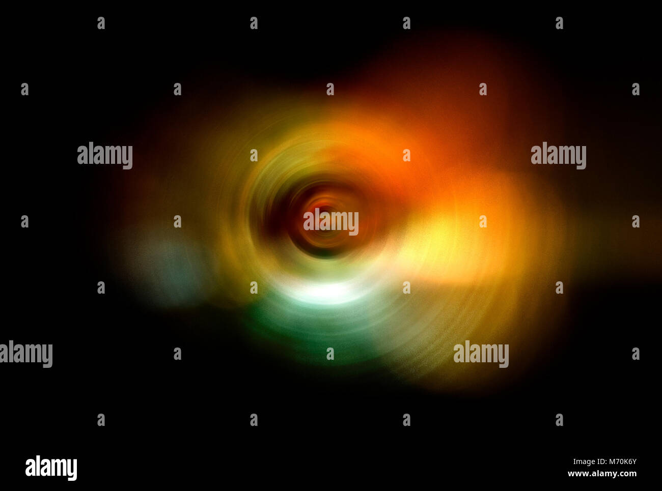 Photographie conceptuelle nuit lumières colorées capture alors que la filature et le zoom au cours de déclencheur. Banque D'Images