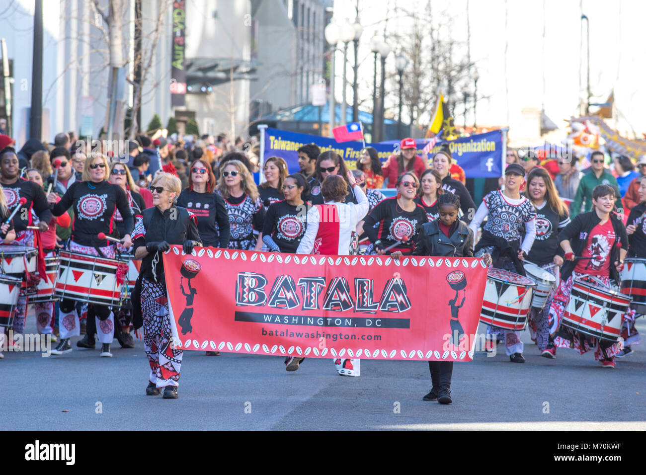 Les membres de Batala Washington mars et jouer de la batterie dans le 2018 le défilé du Nouvel An chinois à Washington, DC. Batalá Washington est un Afro-Br Banque D'Images