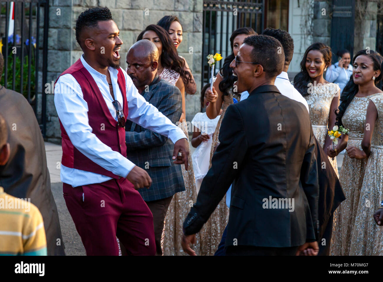 Les membres masculins d'un Cortège de danser dans la rue, Addis Abeba, Ethiopie Banque D'Images