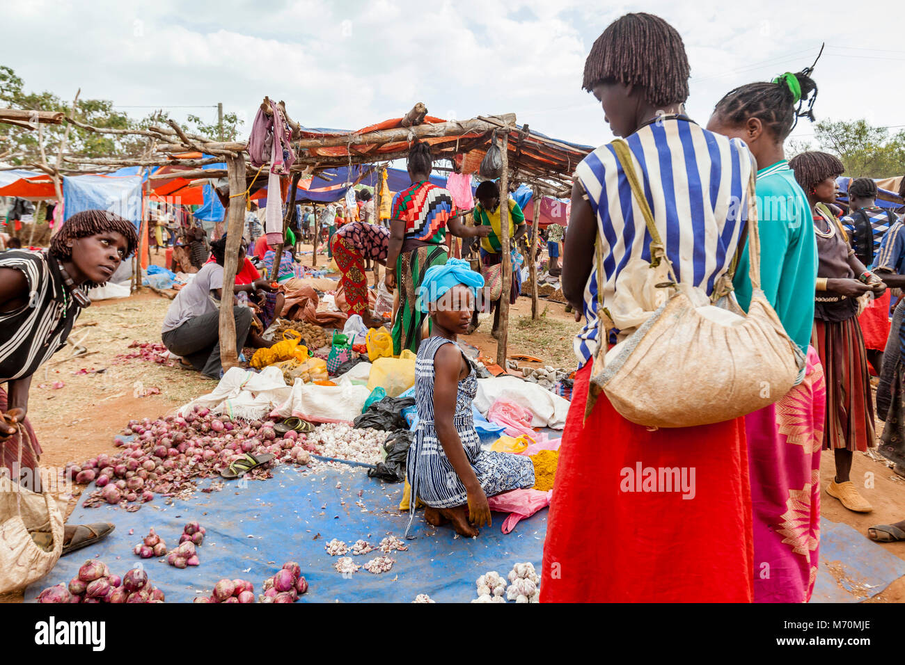 Les populations tribales d'acheter des légumes et épices à l'Alduba Marché Tribal, près de Keyafer, vallée de l'Omo, Ethiopie Banque D'Images