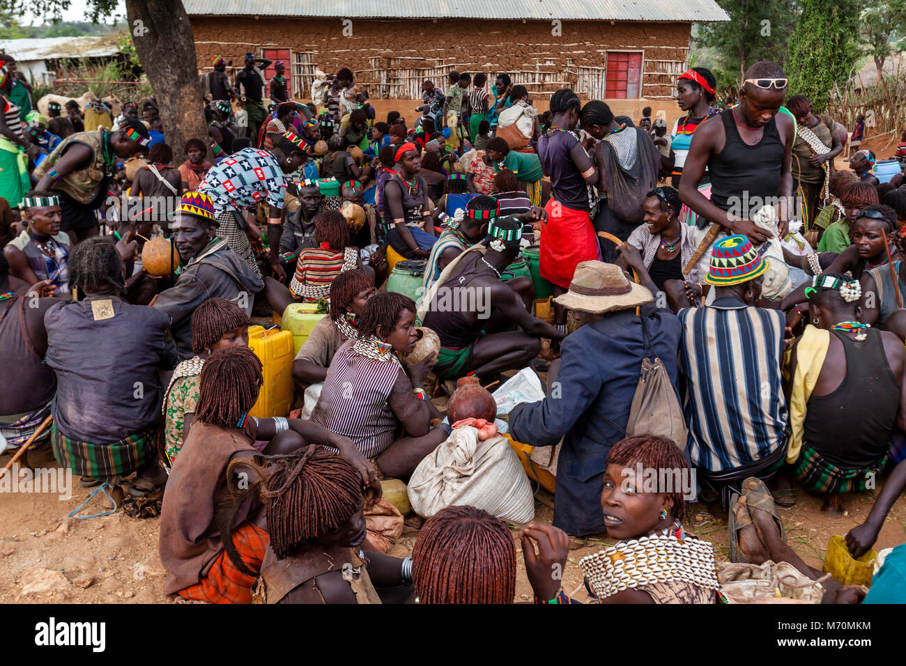 Hamer et Banna People Socializing At Le Alduba Marché Tribal, près de Keyafer, vallée de l'Omo, Ethiopie Banque D'Images