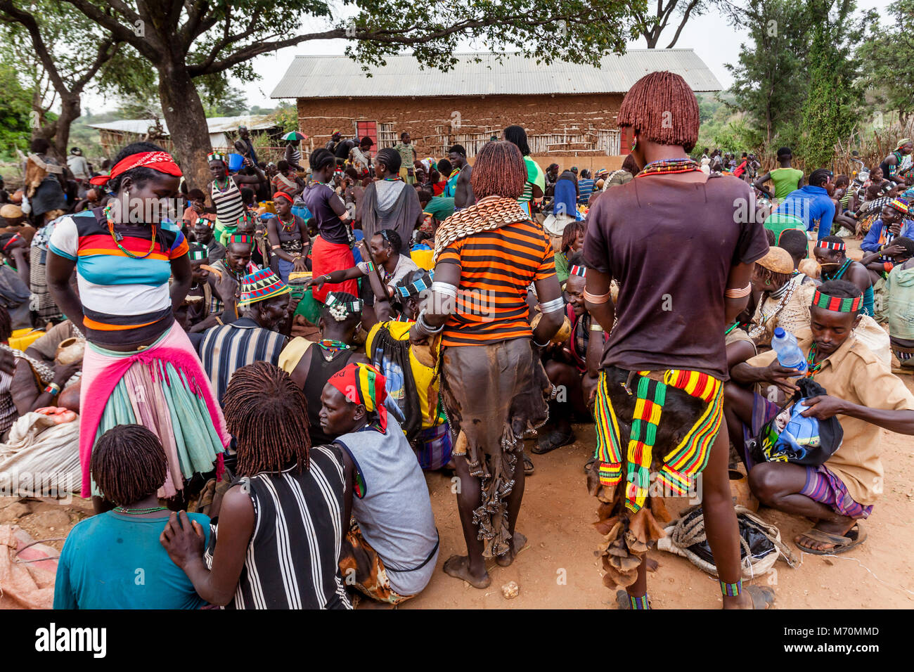 Hamer et Banna People Socializing At Le Alduba Marché Tribal, près de Keyafer, vallée de l'Omo, Ethiopie Banque D'Images