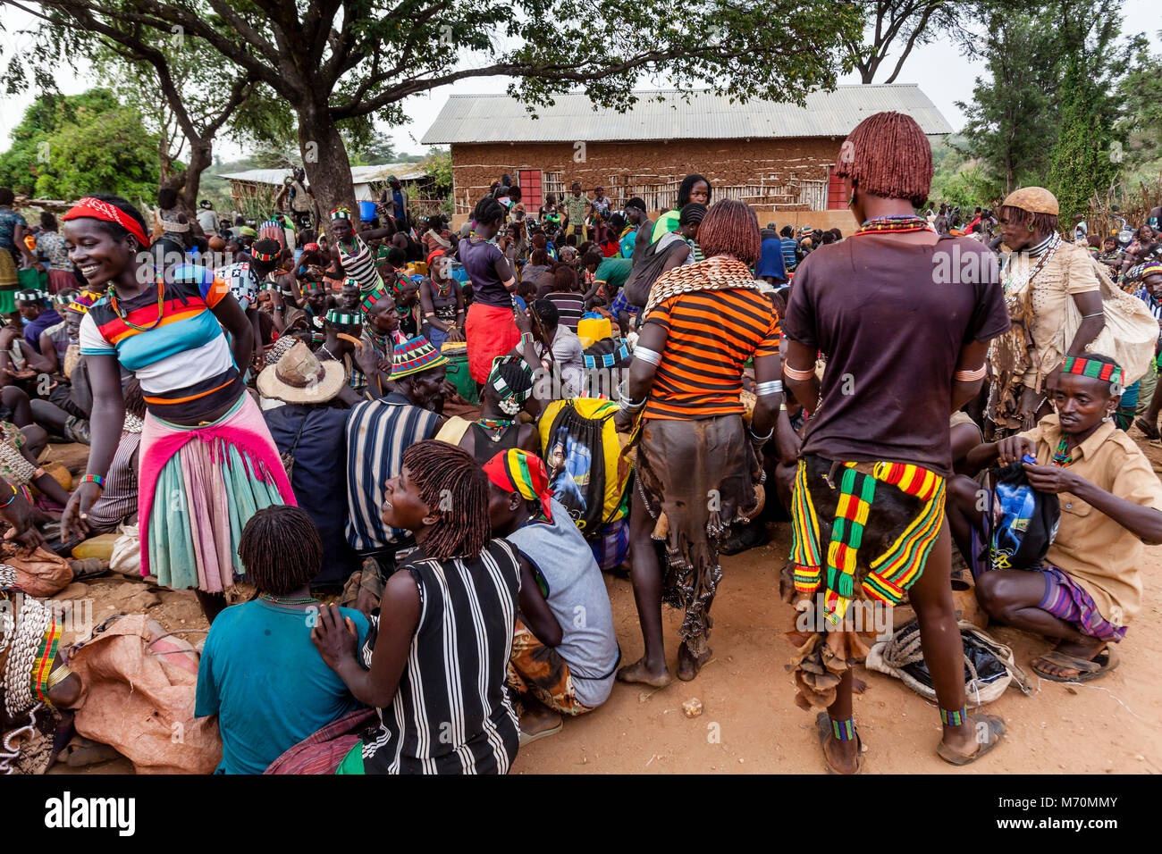 Hamer et Banna People Socializing At Le Alduba Marché Tribal, près de Keyafer, vallée de l'Omo, Ethiopie Banque D'Images