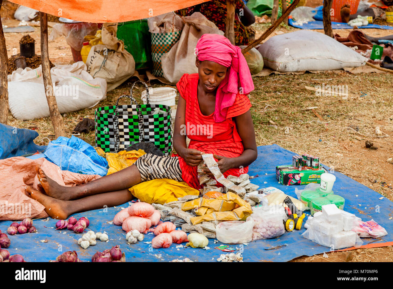 Une jeune femme vendant des légumes à l'Alduba Marché Tribal, Keyafer, vallée de l'Omo, Ethiopie Banque D'Images