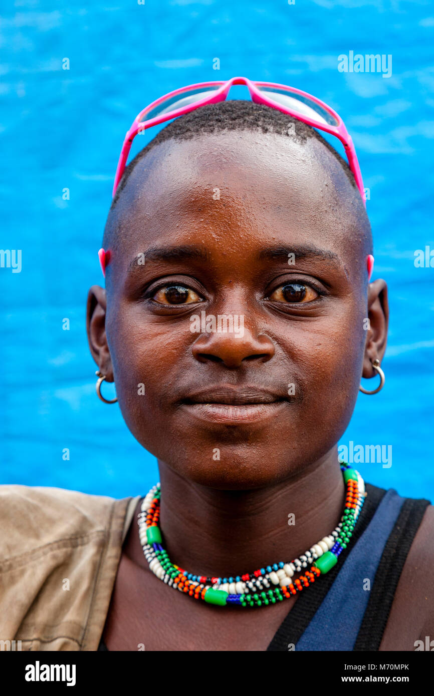 Un Portrait d'une jeune membre de Hamar, Alduba Marché Tribal, près de Keyafer, vallée de l'Omo, Ethiopie Banque D'Images