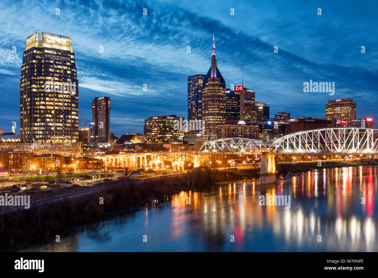 Le crépuscule sur la rivière Cumberland et le centre-ville de Nashville, Tennessee, USA Banque D'Images