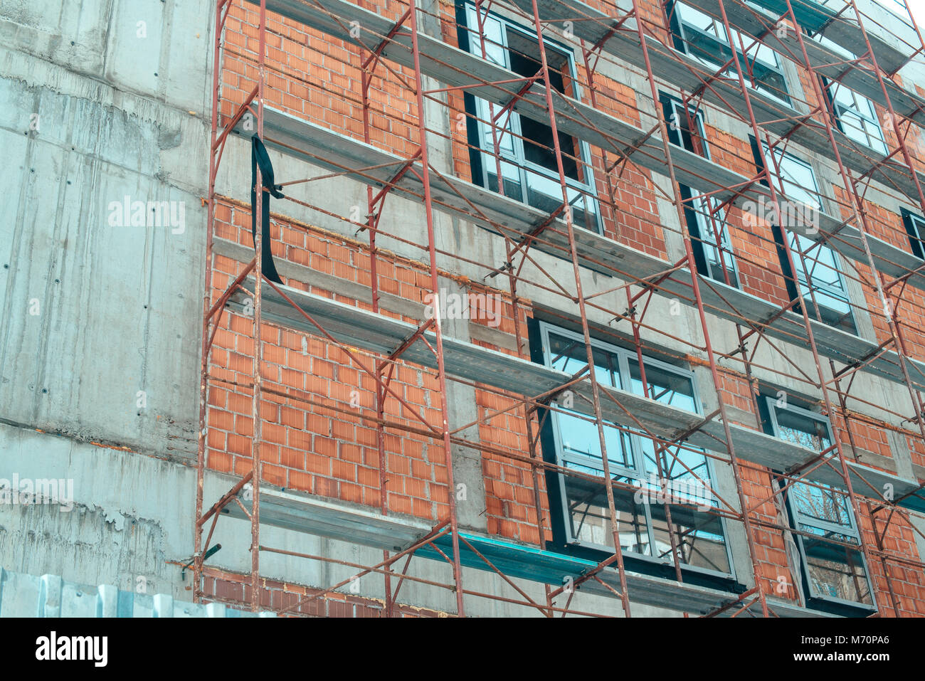 Site de construction d'immeubles d'appartements avec l'échafaudage industriel Banque D'Images