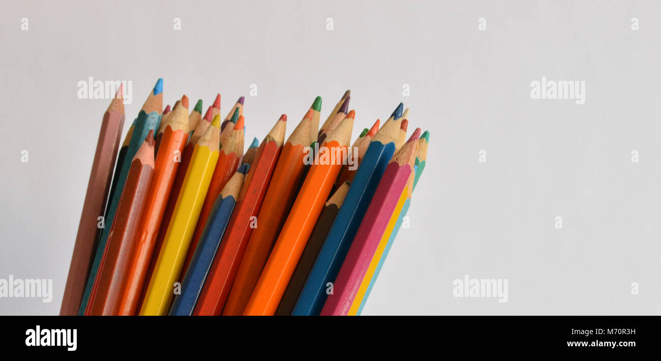 Crayons de couleur dans un pot sur un fond clair Banque D'Images