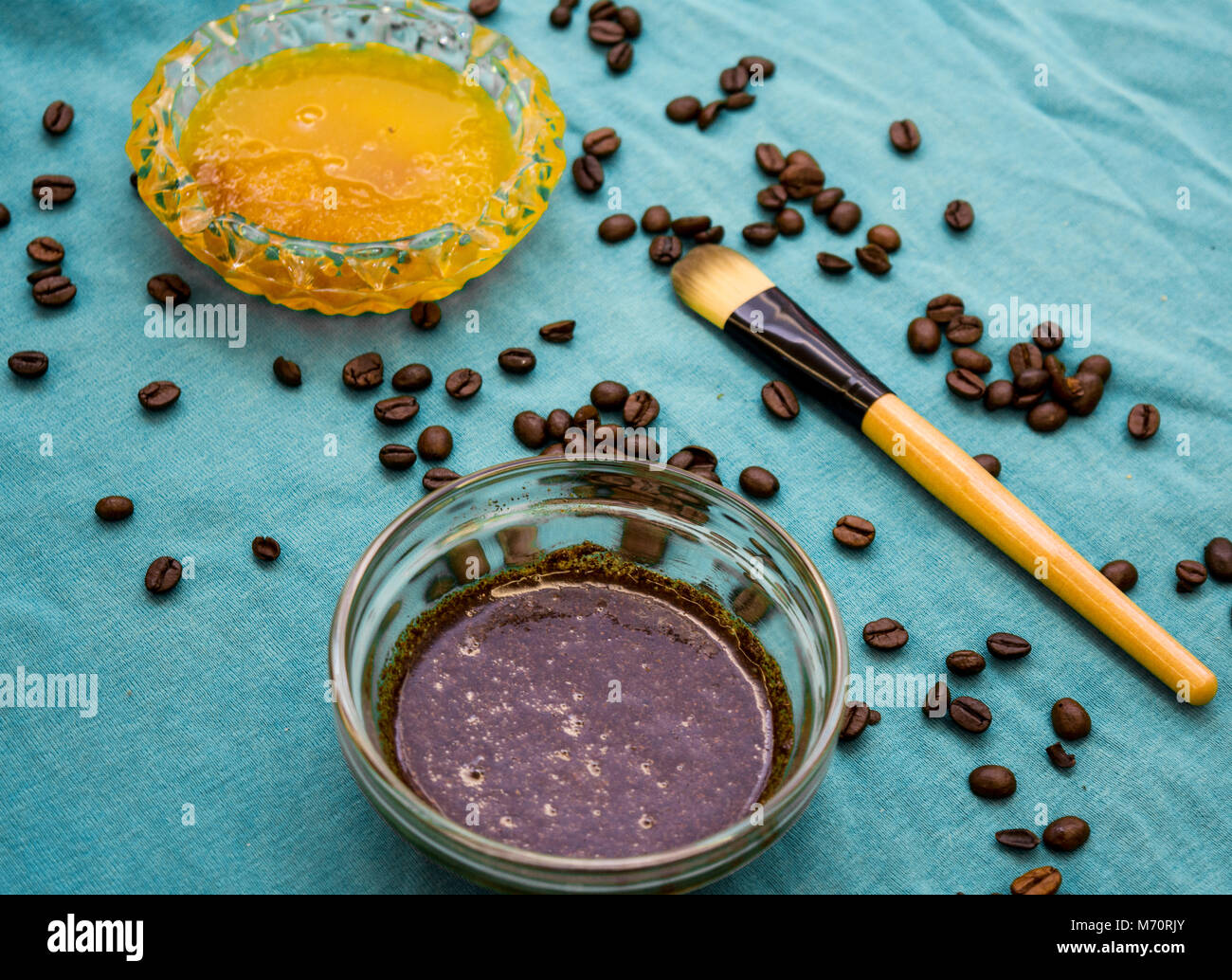 Gommage visage café en café, lait et miel Photo Stock - Alamy