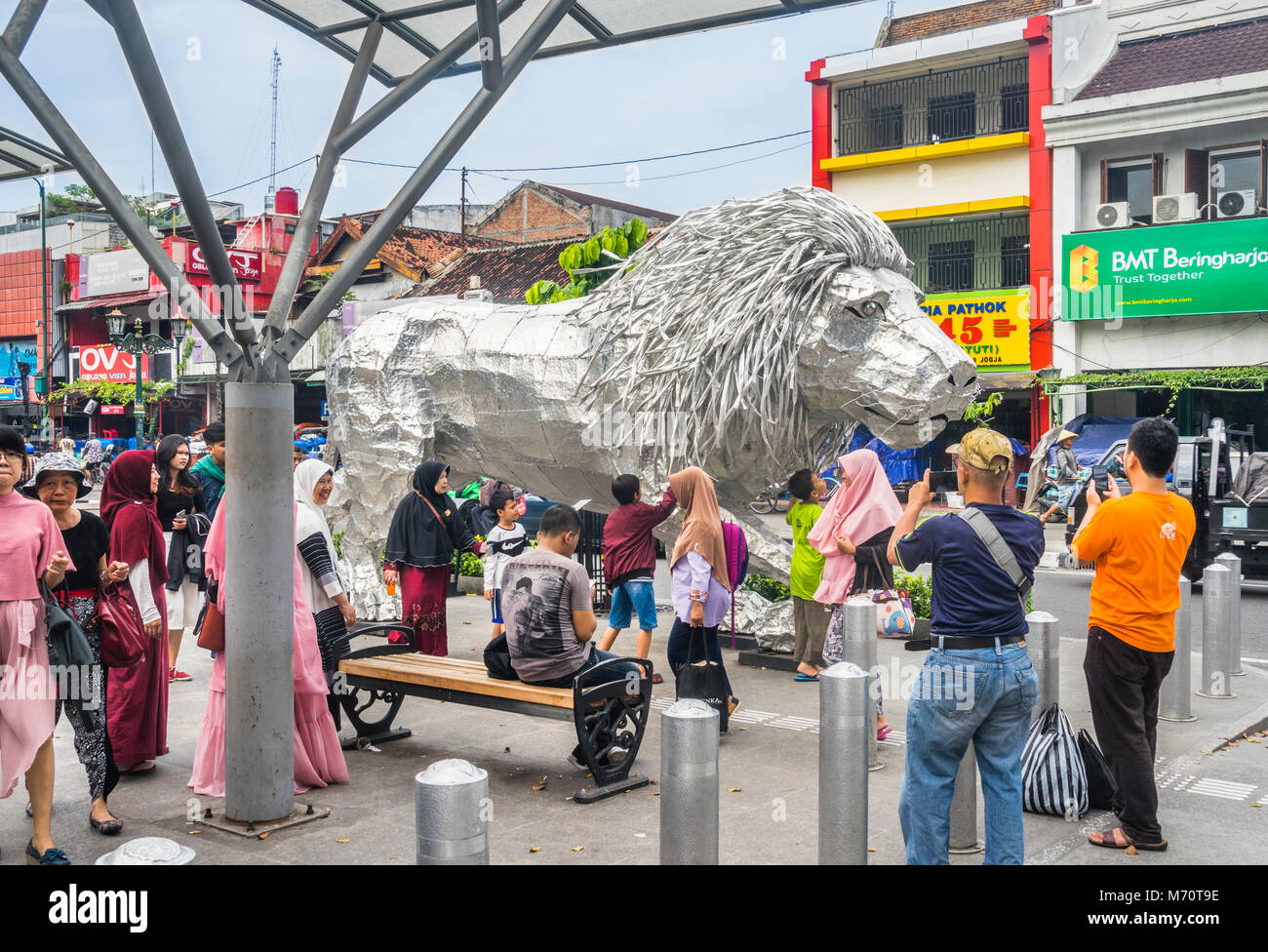 En Indonésie, le centre de Java, Yogyakarta, aluminium et acier sculpture d'un lion, intitulé "Endurance" par l'artiste local Timbul Raharjo à Jalan Malioboro Banque D'Images