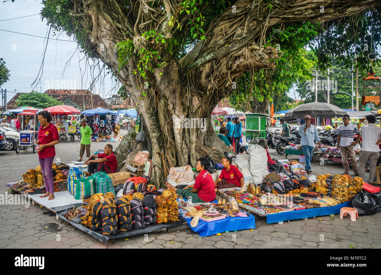 Les marchands de souvenirs sous un arbre à l'Banyon Kraton Yogyakarta, le centre de Java, Indonésie Banque D'Images