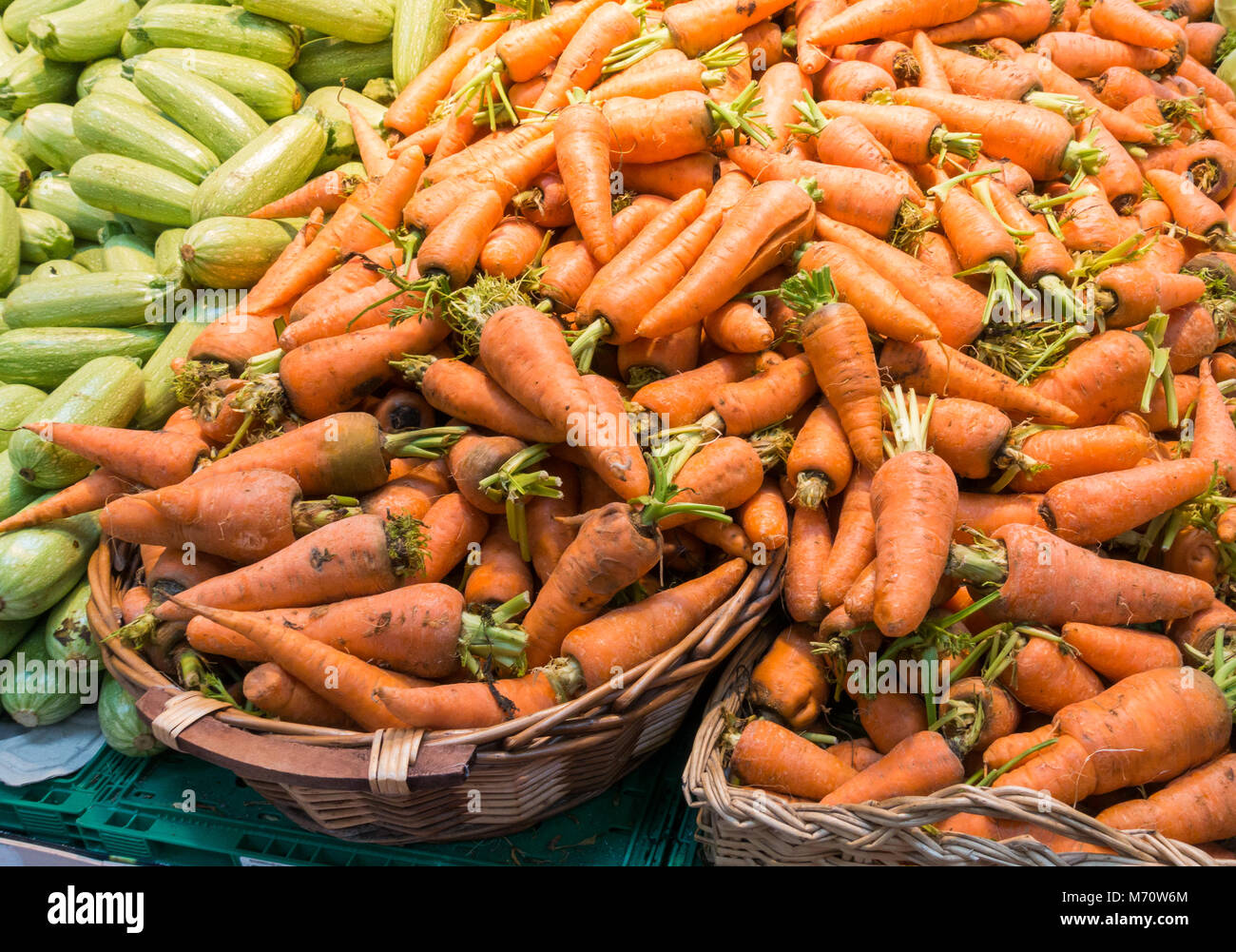 Les carottes et courgettes en supermarché Banque D'Images