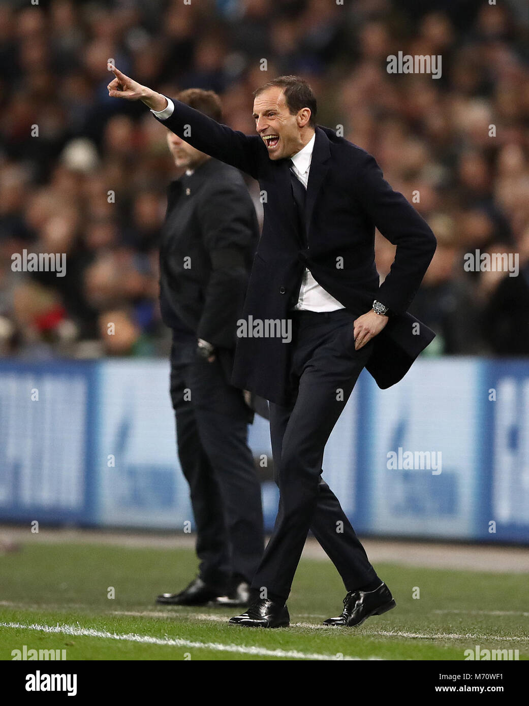 La Juventus manager Massimiliano Allegri sur le banc de touche lors de la Ligue des Champions tour de 16, deuxième match aller au stade de Wembley, Londres. Banque D'Images