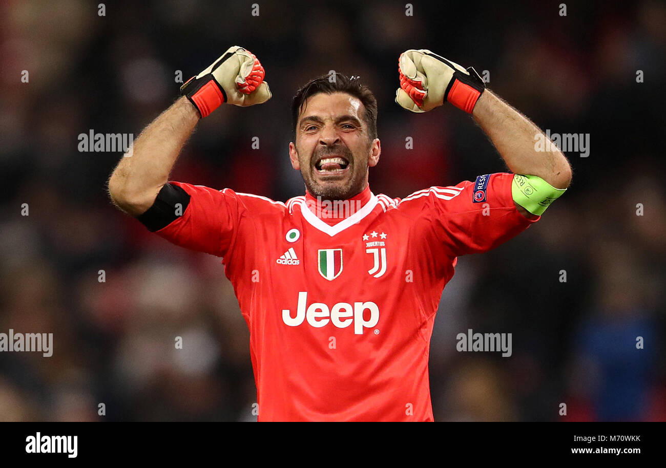 Le gardien de la Juventus Gianluigi Buffon célèbre après la Ligue des Champions tour de 16, deuxième match aller au stade de Wembley, Londres. Banque D'Images