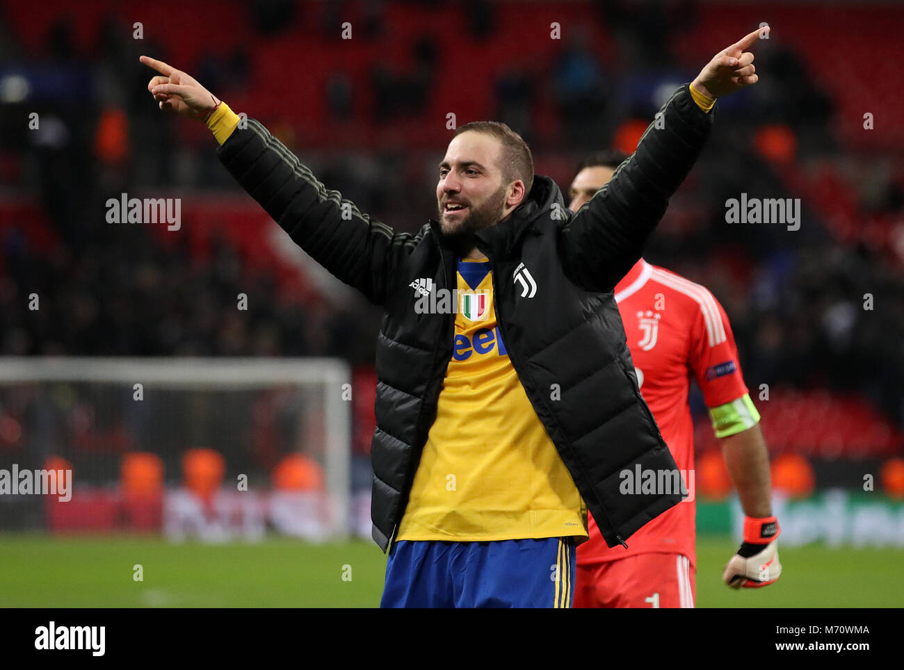 Gonzalo Higuain Juventus' célèbre après la Ligue des Champions tour de 16, deuxième match aller au stade de Wembley, Londres. Banque D'Images