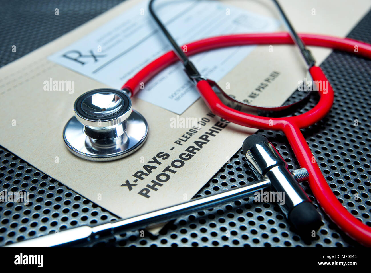 Montréal, Canada, 7 mars 2018,. Stéthoscope avec un x-ray enveloppe. Credit:Mario Beauregard/Alamy Live News Banque D'Images