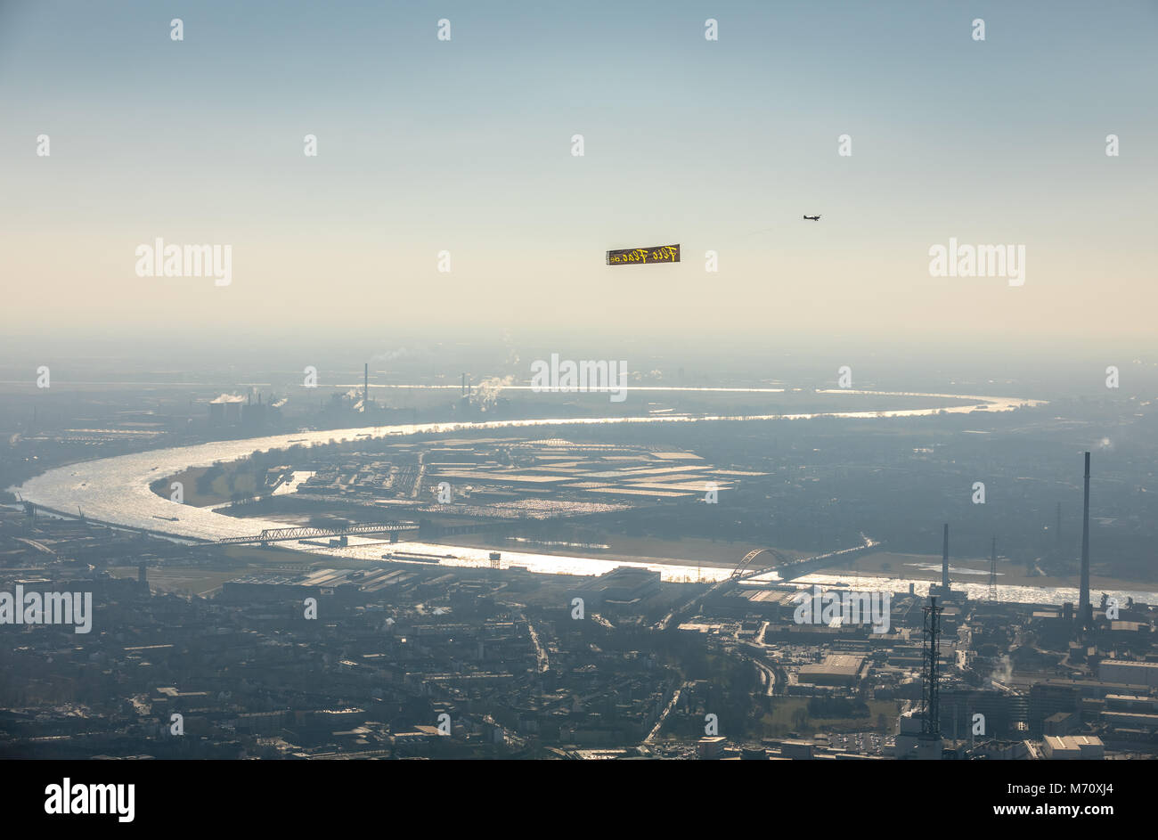 Avis de Duisburg à Rheinhausen, avec la bannière remorqueur, le cirque FlicFlac sur Duisburg en NRW. Duisburg, Ruhr, Rhénanie du Nord-Westphalie, Allemagne Banque D'Images