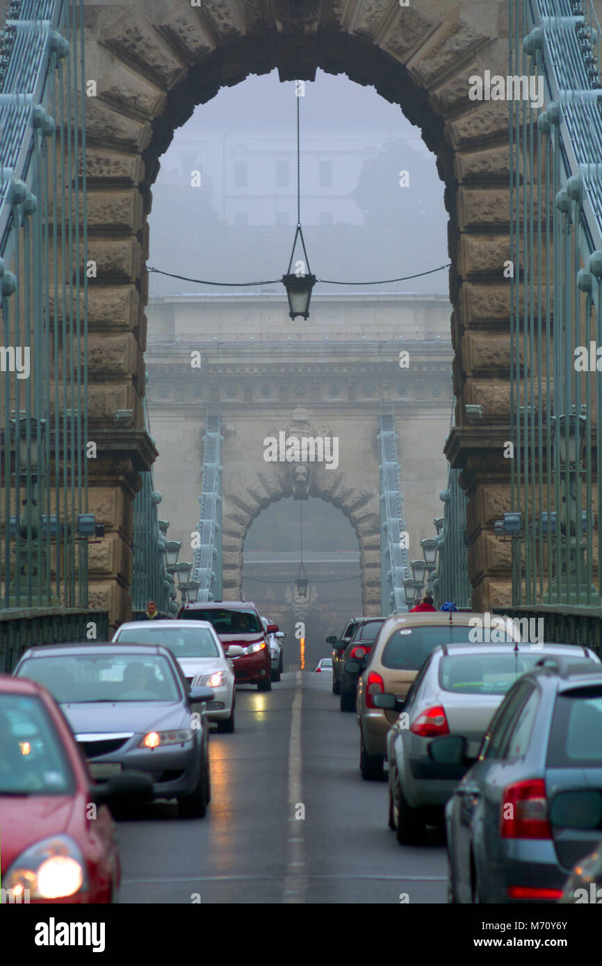 Les voitures sur le Pont des Chaînes, Budapest Banque D'Images