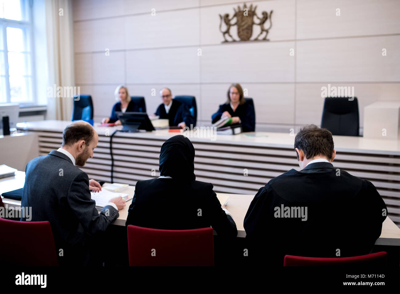 07 mars 2018, l'Allemagne, Munich : Law Student Aqilah S. (C) avant, porte le voile avant le début de le procès en appel à la haute cour administrative. Aqilah S. a déposé une action en justice contre la décision qu'elle n'était pas autorisée à porter un foulard pendant son stage juridique en cour. Le tribunal administratif d'Augsbourg a reconnu d'abord son droit que l'interdiction des foulards était irrecevable. La cause est maintenant en appel le procès commençant à l'Allgaeu tribunal administratif supérieur. (ATTENTION : VISAGE DE PERSONNE PIXELISED RESEAONS LÉGALE PAR DEMANDE DE LA PLAINE Banque D'Images