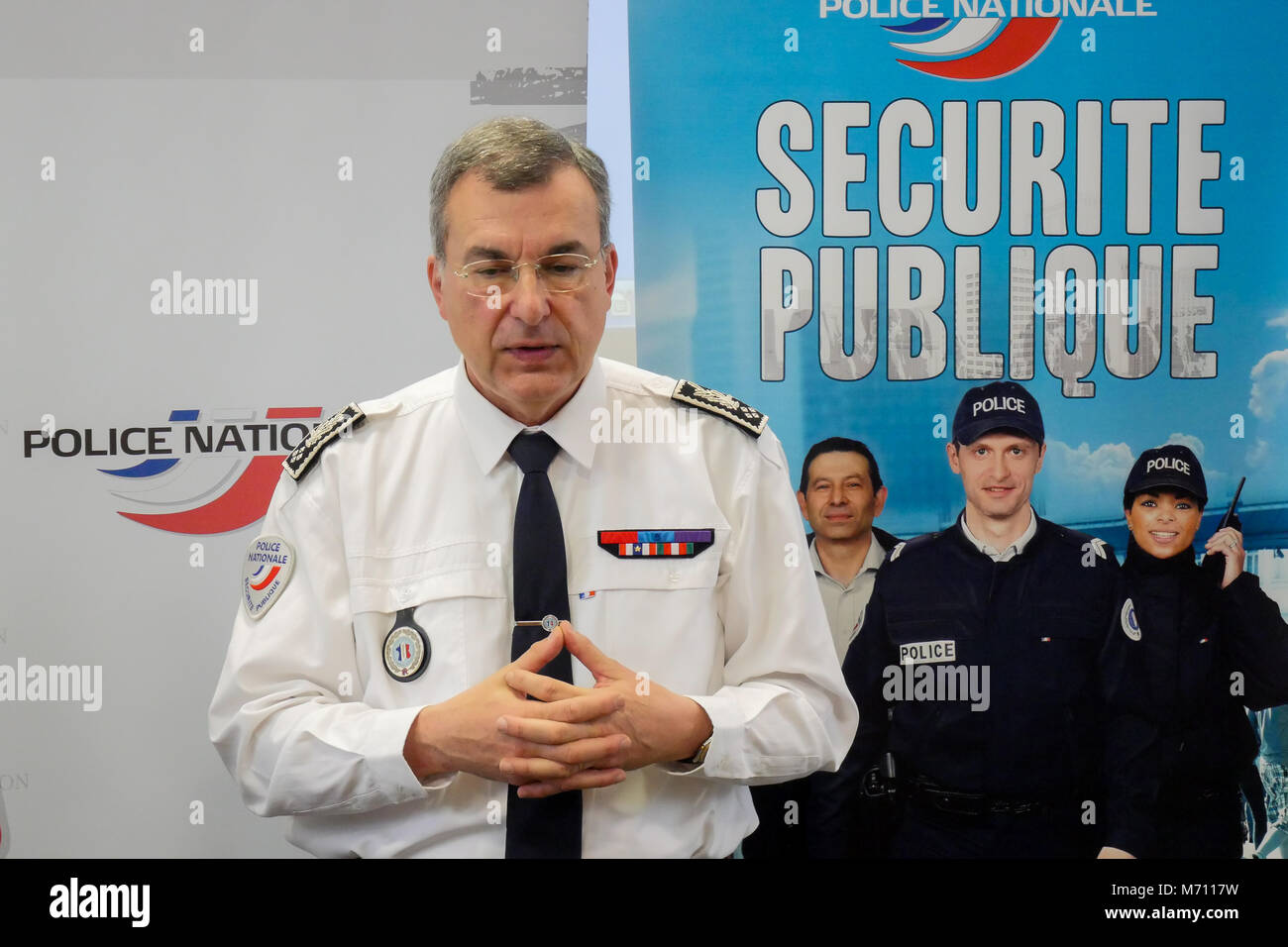 Lyon, France, 7 mars 2018 : Pascal Lalle, Directeur central de la Sécurité publique française est vu le 7 mars 2018, au siège de la Police nationale de Montluc à Lyon (Centre-est de la France) qu'il parle aux journalistes à l'occasion d'une conférence de presse tenue pour promouvoir le lancement du nouveau programme de la police française a appelé la police de sécurité quotidienne. Ce programme qui consiste à la formation de nouveaux policiers et de l'application des forces de police sera appliquée dans les villes principales banlieues. Credit : Serge Mouraret/Alamy Live News Banque D'Images