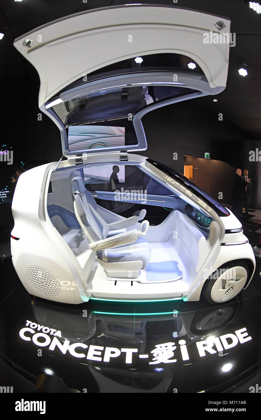 07 mars 2018, Suisse, Genève : Carmaker Toyota présente ses electirc powered et la conduite autonome Concept-I-Ride modèle de voiture au cours de la 2e Journée de la presse au Salon Automobile de Genève 2018. Le salon de Genève se déroule du 8 mars au 18 mars 2018. Dpa : Crédit photo alliance/Alamy Live News Banque D'Images