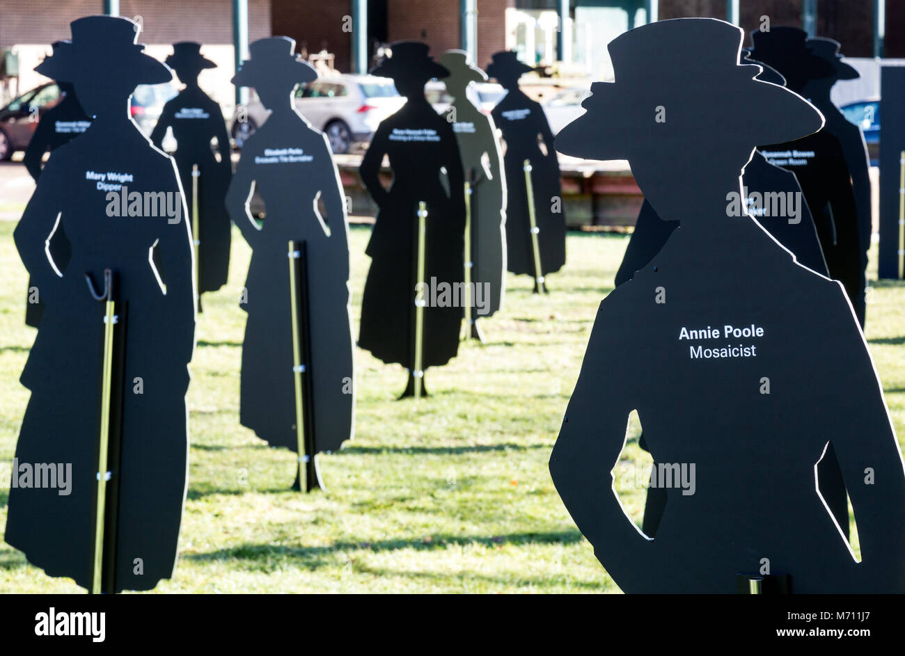 Le Shropshire, au Royaume-Uni . 7 mars, 2018. Une installation artistique reprersenting 37 femmes qui ont travaillé dans l'industrie céramique et le fer dans la gorge d'Ironbridge salon en 1918, lorsque les femmes ont été autorisées à voter aux élections législatives au Royaume-Uni. Chaque pièce a le nom et la fonction de chacune des femmes. Crédit : Rob Carter/Alamy Live News Banque D'Images