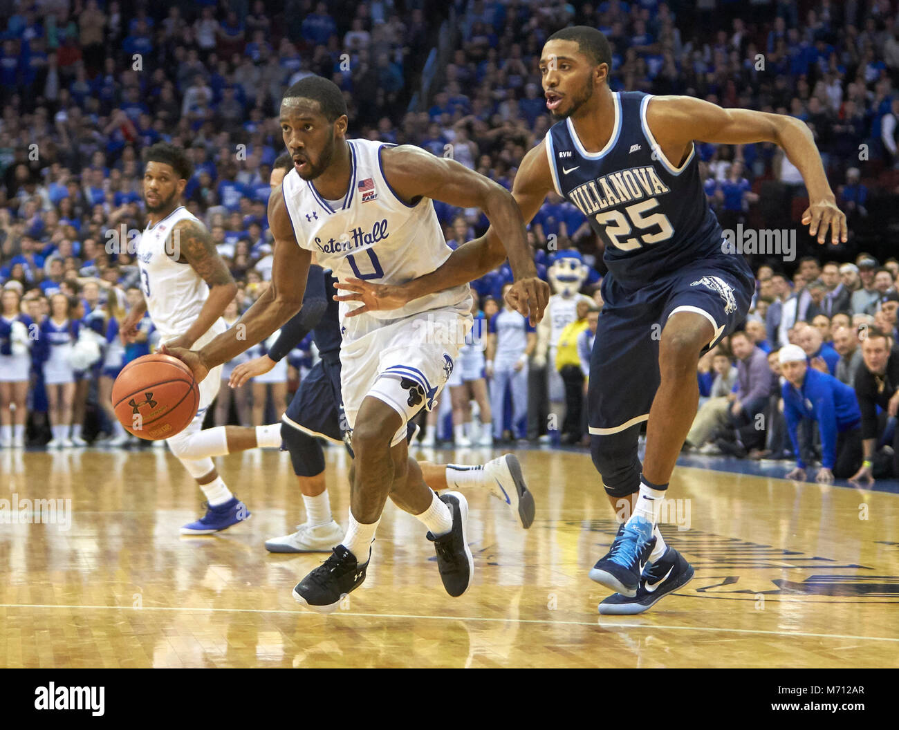 Newark, New Jersey, USA. 7 mars, 2018. La Seton Hall Pirates guard Khadeen Carrington (0) lecteurs vers le panier comme Villanova Wildcats Mikal garde les ponts (25) essaie de se défendre dans la deuxième moitié entre les Wildcats de Villanova # 4 et à la Seton Hall Pirates Prudential Center de Newark, New Jersey. Duncan Williams/CSM/Alamy Live News Banque D'Images