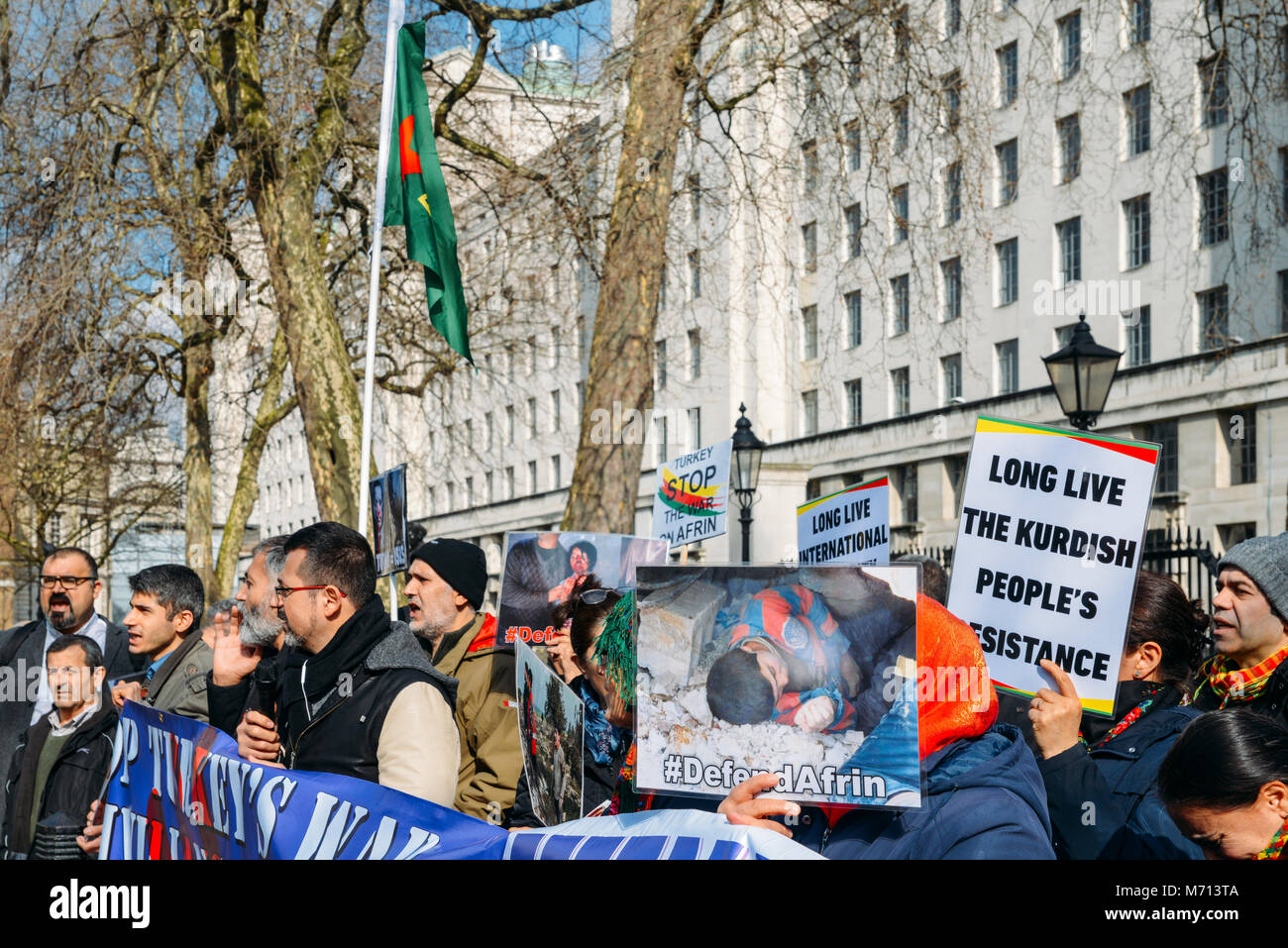 Londres, UK - Mars 7th, 2018 : Des manifestants scandant en dehors de Downing Street, à Londres, au Royaume-Uni en colère contre l'intervention turque dans la région de l'Afrin de Syrie contre les milices kurdes GPJ Credit : Alexandre Rotenberg/Alamy Live News Banque D'Images