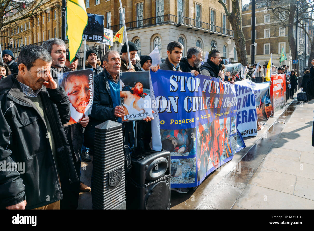 Londres, UK - Mars 7th, 2018 : Des manifestants scandant en dehors de Downing Street, à Londres, au Royaume-Uni en colère contre l'intervention turque dans la région de l'Afrin de Syrie contre les milices kurdes GPJ Credit : Alexandre Rotenberg/Alamy Live News Banque D'Images
