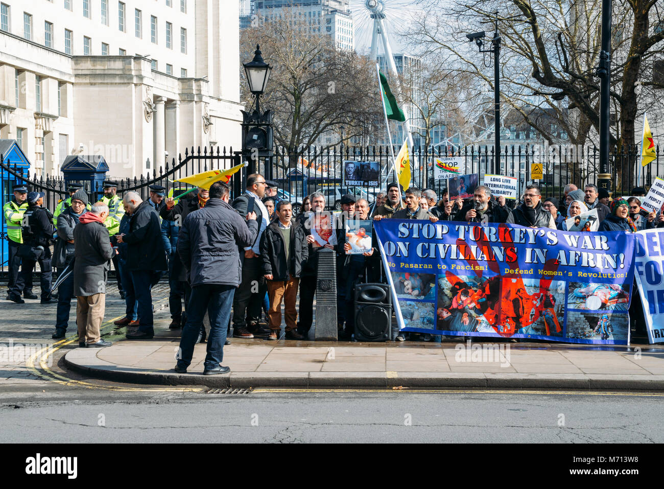 Londres, UK - Mars 7th, 2018 : Des manifestants scandant en dehors de Downing Street, à Londres, au Royaume-Uni en colère contre l'intervention turque dans la région de l'Afrin de Syrie contre les milices kurdes GPJ Credit : Alexandre Rotenberg/Alamy Live News Banque D'Images