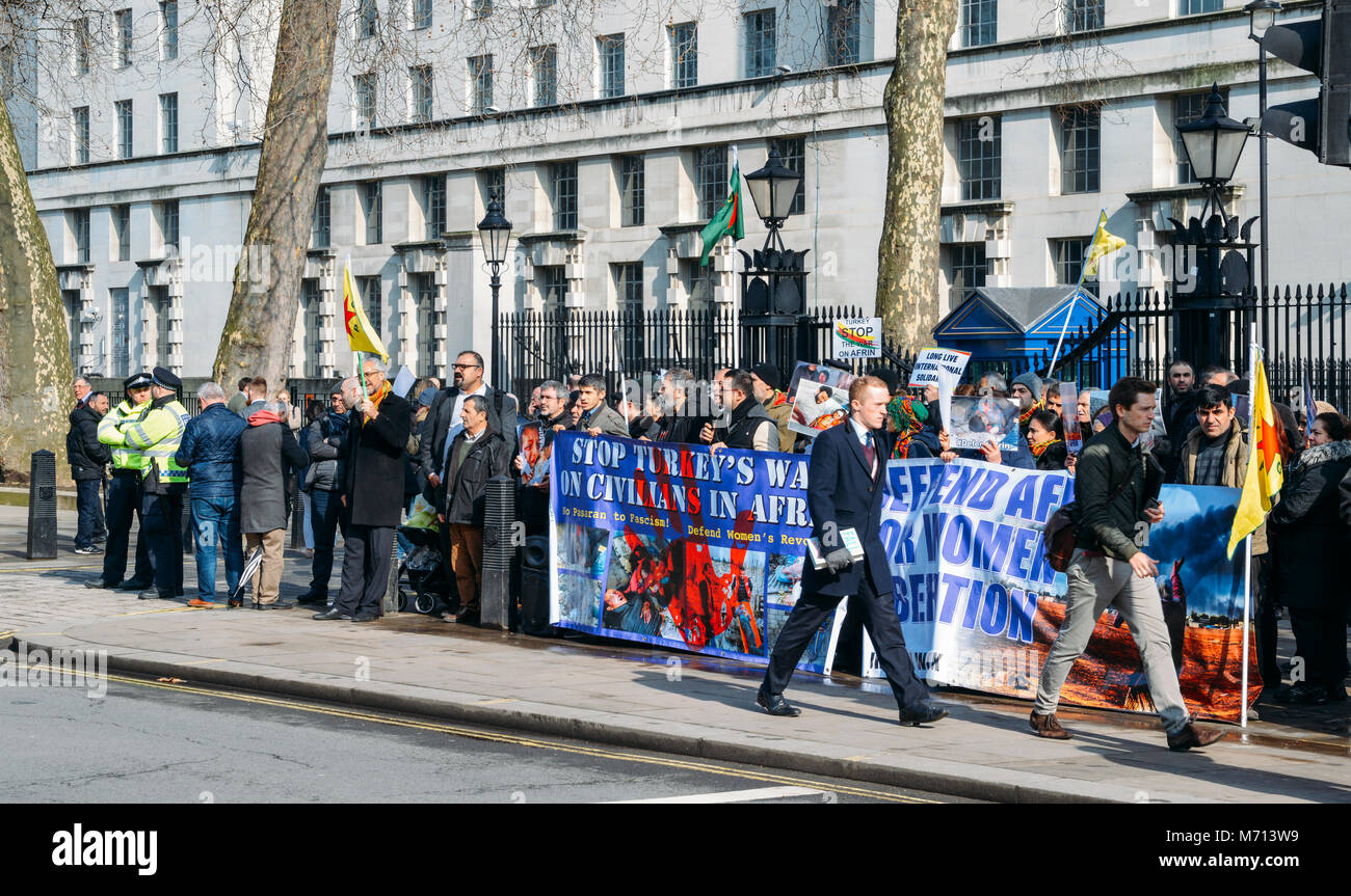 Londres, UK - Mars 7th, 2018 : Des manifestants scandant en dehors de Downing Street, à Londres, au Royaume-Uni en colère contre l'intervention turque dans la région de l'Afrin de Syrie contre les milices kurdes GPJ Credit : Alexandre Rotenberg/Alamy Live News Banque D'Images